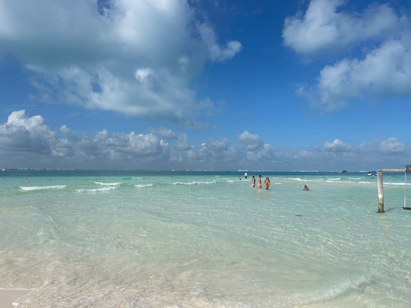 Agua turquesa poco profunda y arena blanca en una playa del Caribe